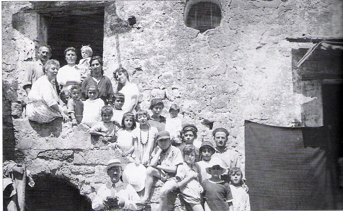 Chiaiano nel 1922, gruppo di bambini e famiglia di contadini